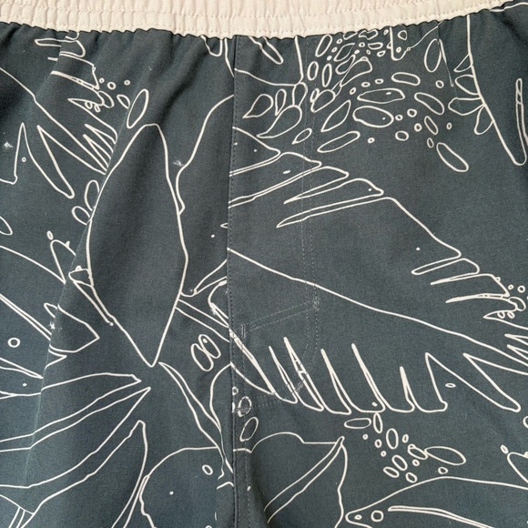 Vuori Maverick Volley Shorts - Picture 4 of 10